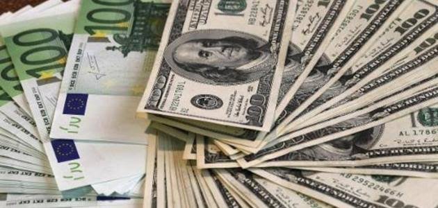 الدولار يستقر بالقرب من أعلى مستوى في أسبوع