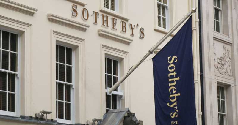 القابضة “ADQ” تستحوذ على حصة أقلية في دار “سوذبيز” للمزادات