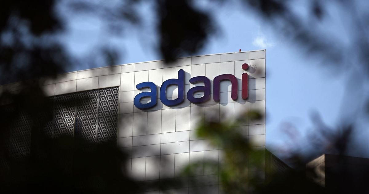 هيندنبرغ تزعم وجود تضارب مصالح بين مسؤولة هندية وأداني