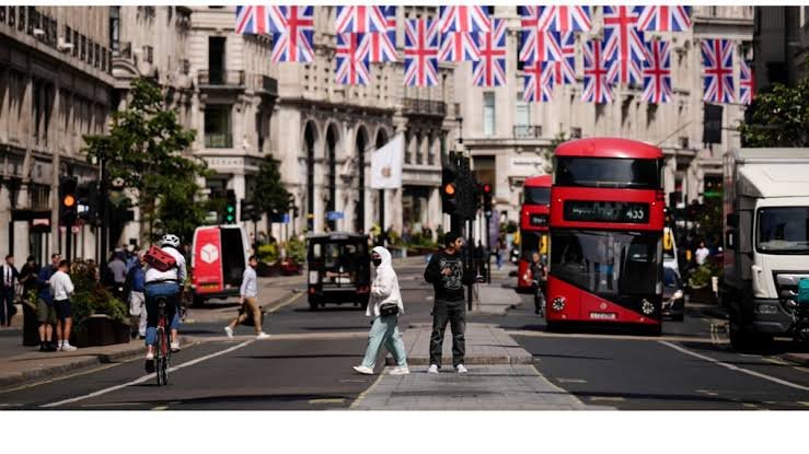 تراجع معدل البطالة في بريطانيا خلال الربع الثاني خلافاً للتوقعات
