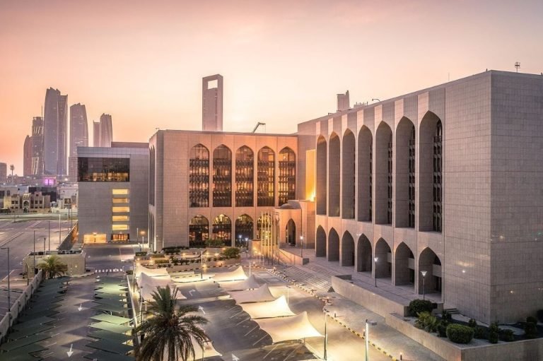 مصارف الإمارات تزيد قروضها 15 مليار درهم خلال شهر