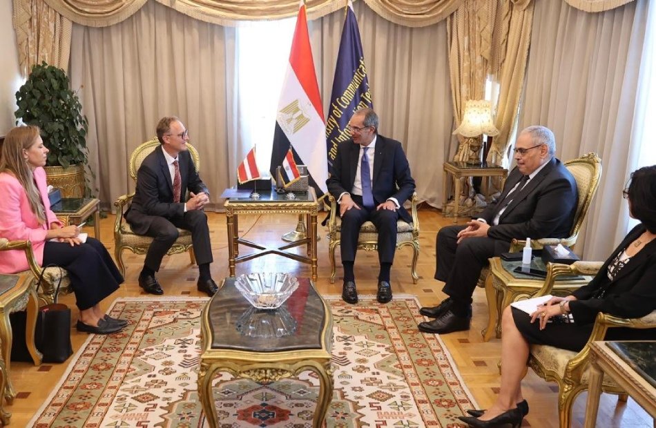 وزير الاتصالات يبحث مع سفير لاتفيا التعاون في مجالات التحول الرقمي والتعهيد