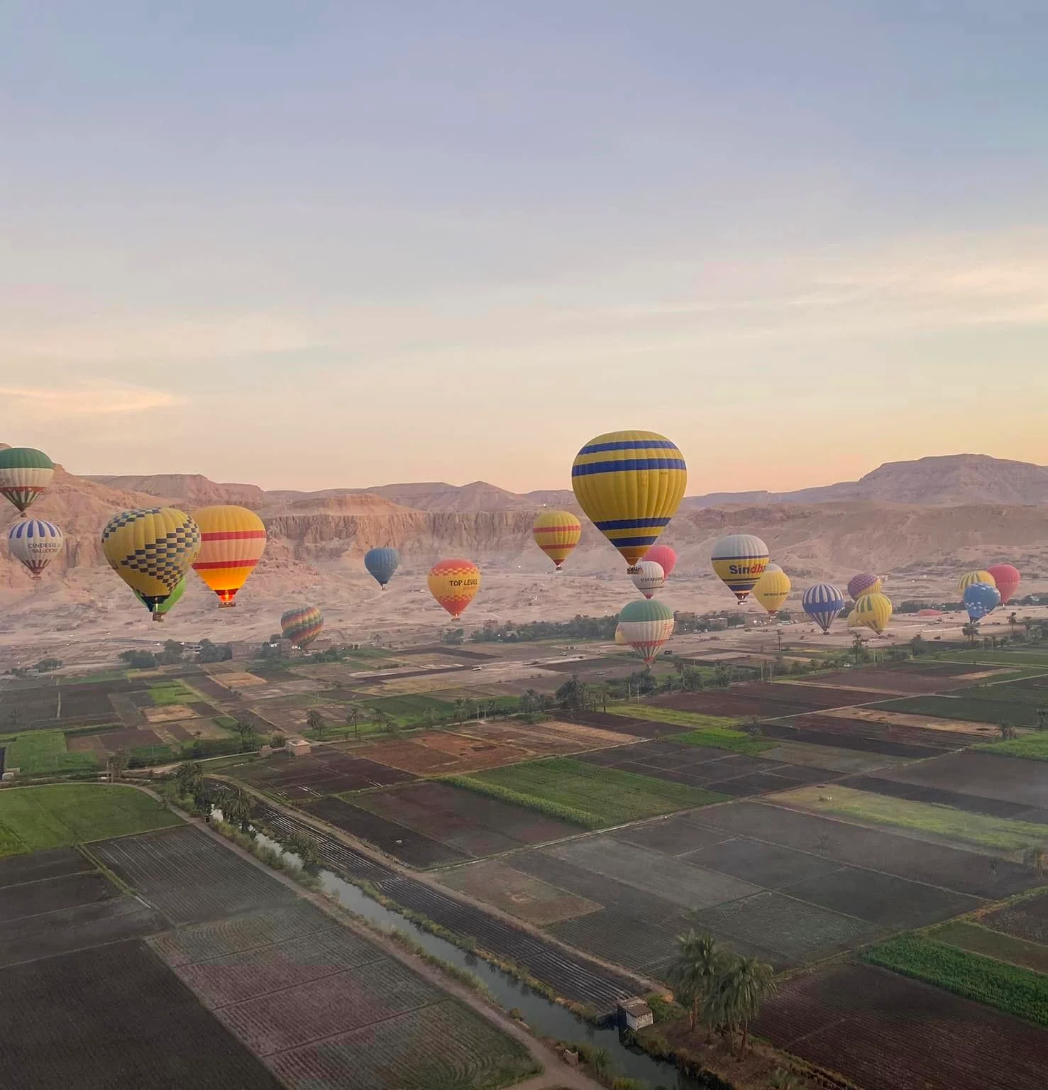 متعة السياحة بمصر.. 1150 سائحا من حول العالم يحلقون فى الأقصر