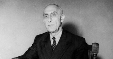 المخابرات الأمريكية تنجح فى تنفيذ خطتها بالانقلاب ضد محمد مصدق رئيس وزراء إيران بسبب قراره تأميم البترول