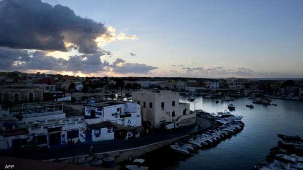 مفقودون بغرق مركب سياحي قبالة صقلية