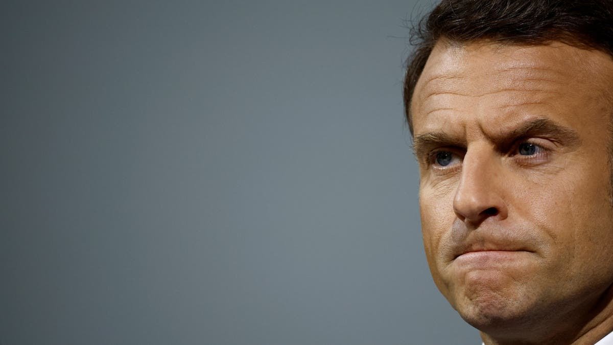 ماكرون يجري محادثات في محاولة لتشكيل حكومة جديدة