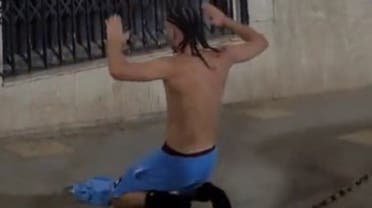 شاب جزائري يشعل جدلاً.. سجد للمرشح تبون!