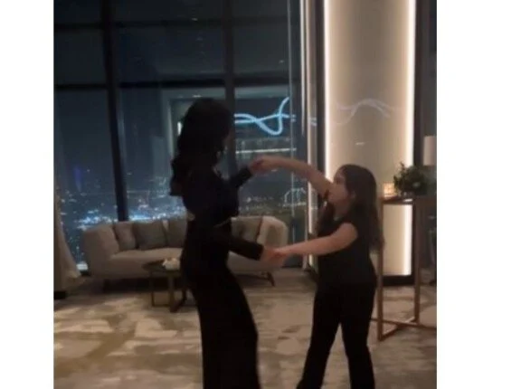درة تشعل السوشيال ميديا برقصتها مع ابنة معتصم النهار في دبي