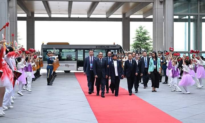 رئيس الوزراء يصل إلى بكين للمشاركة في قمة منتدى التعاون الصيني-الأفريقي