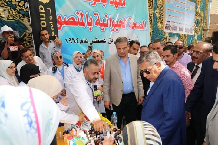 وزير الزراعة يفتتح منفذ للسلع الغذائية بمديرية الزراعة ويتفقد قافلة بيطرية لدعم المربين بالدقهلية