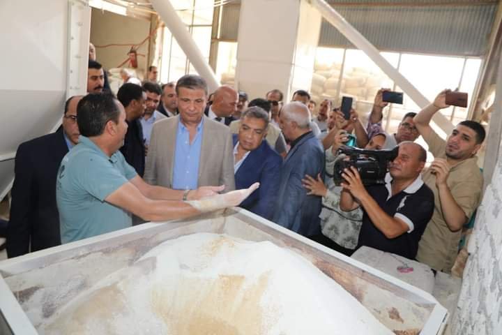 وزير الزراعة يتفقد محطة انتاج البيض ومصنع الأعلاف التابعين للإصلاح الزراعي بالدقهلية