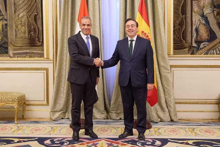 وزير الخارجية يلتقى مع وزير خارجية إسبانيا في مستهل زيارته إلى مدريد