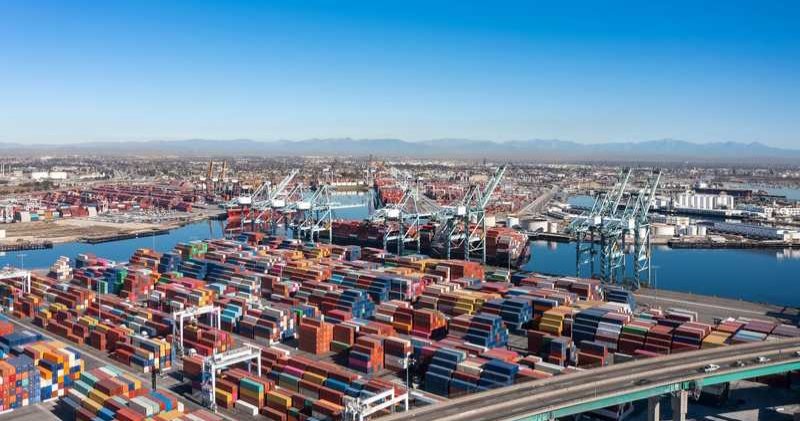 عشرات آلاف عمال الموانئ الأميركيين يستعدون للإضراب