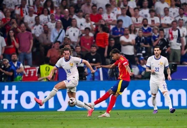 إسبانيا تطارد قمة «الدوري الأوروبي» من بوابة الدنمارك