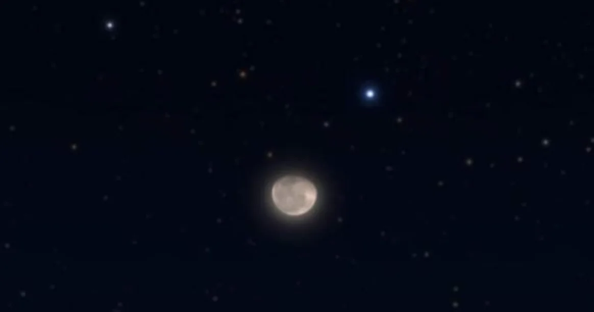 القمر الأحدب يقترن بكوكب زُحل بسماء الشرقية