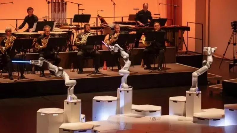 عامان من التدريب.. روبوت بثلاثة أذرع يقود فرقة موسيقية في ألمانيا