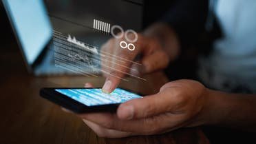 خبير أمن سيبراني يخترق هاتف إعلامي مصري خلال مقابلة على الهواء