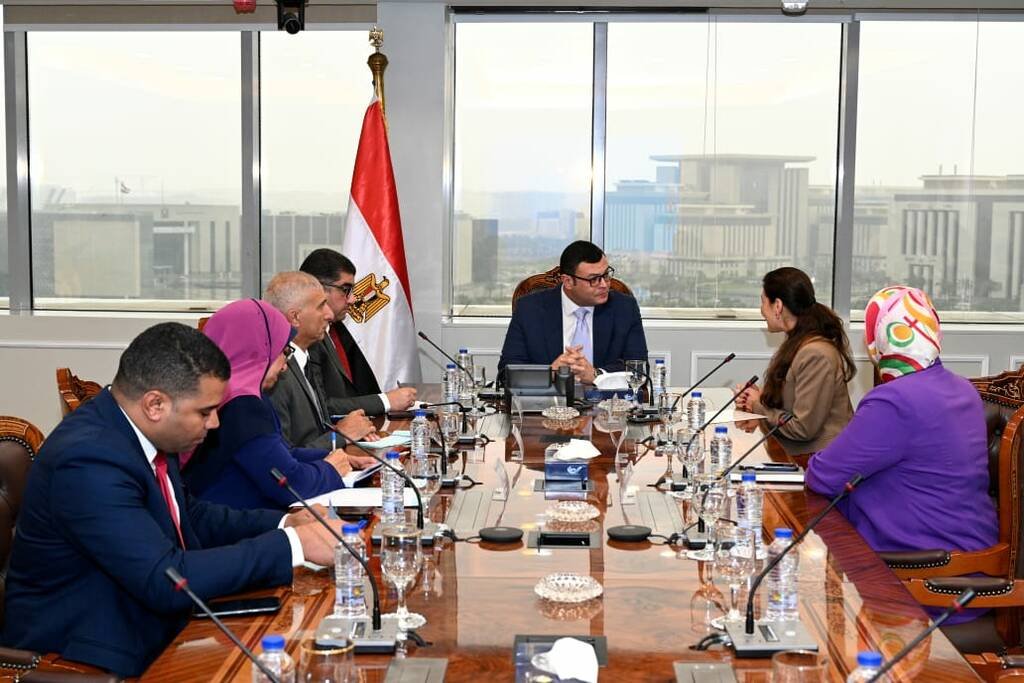 وزير الإسكان يبحث مع مسؤولي “النساجون الشرقيون” سبل التعاون وتذليل التحديات
