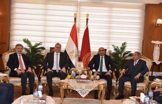 وزير التربية والتعليم يشهد تخريج الدفعة الأولى من مدرسة “ظهر” للتكنولوجيا التطبيقية ببورسعيد