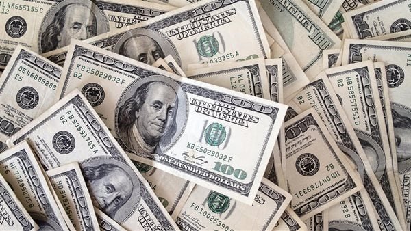 الدولار يتجه لمكاسب سنوية كبيرة مع حذر الفيدرالي بشأن الفائدة