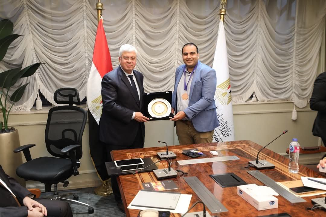 وزير التعليم العالي يكرم المهندس مصطفى السيد لحصوله على الميدالية البرونزية في المعرض الدولي للاختراعات بكوريا الجنوبية