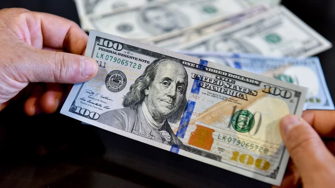 الدولار يتخطى الـ50 جنيها خلال بداية التعاملات بالبنوك المصرية