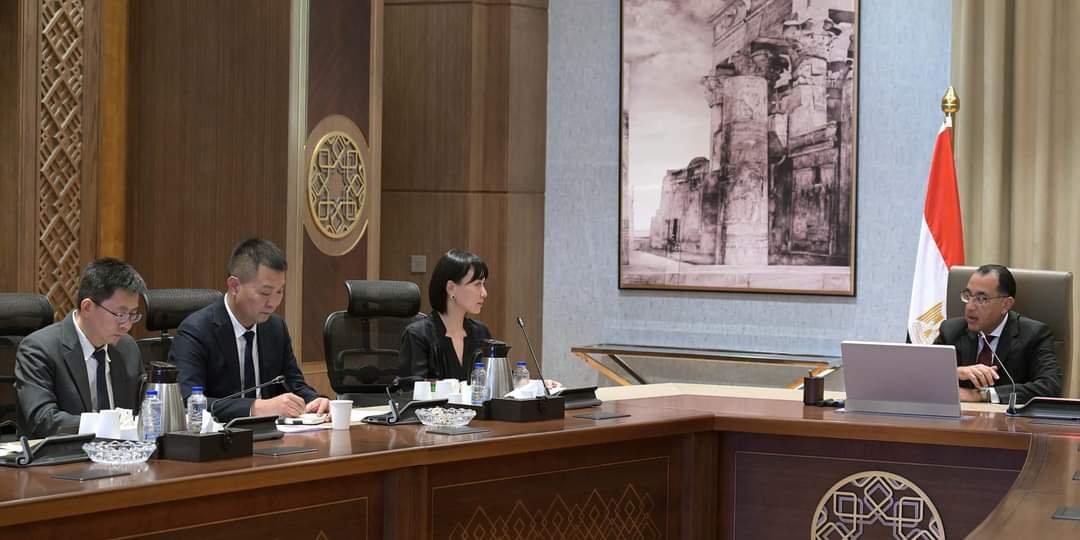 رئيس الوزراء يلتقي رئيسة مجلس إدارة مجموعة “نيو هوب” الصينية لاستعراض فرص الاستثمار المُتاحة بمجال الزراعة والأمن الغذائي