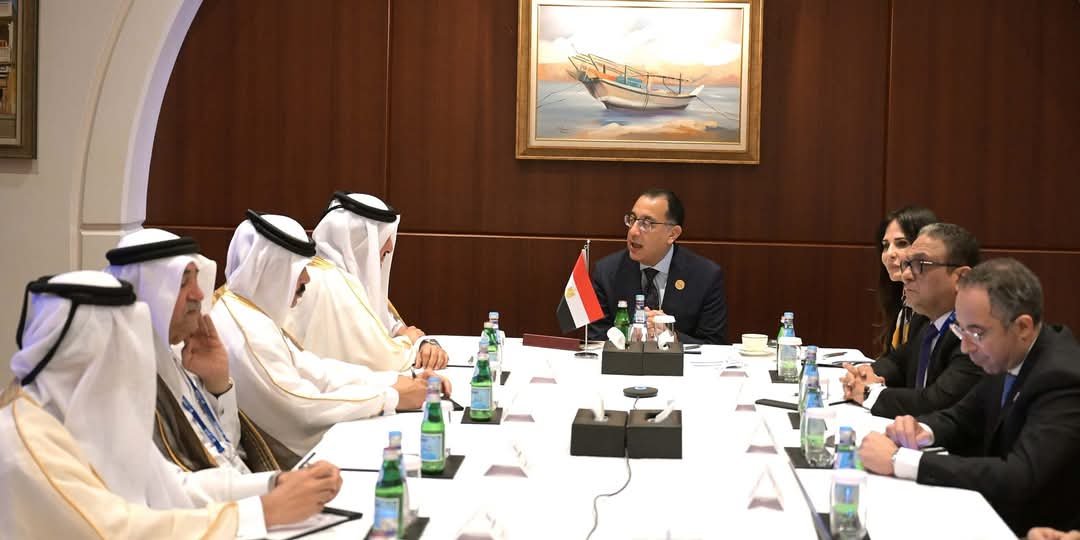 رئيس الوزراء يلتقي وفد رجال أعمال غرفة التجارة والصناعة القطرية لاستعراض عدد من الفرص الاستثمارية