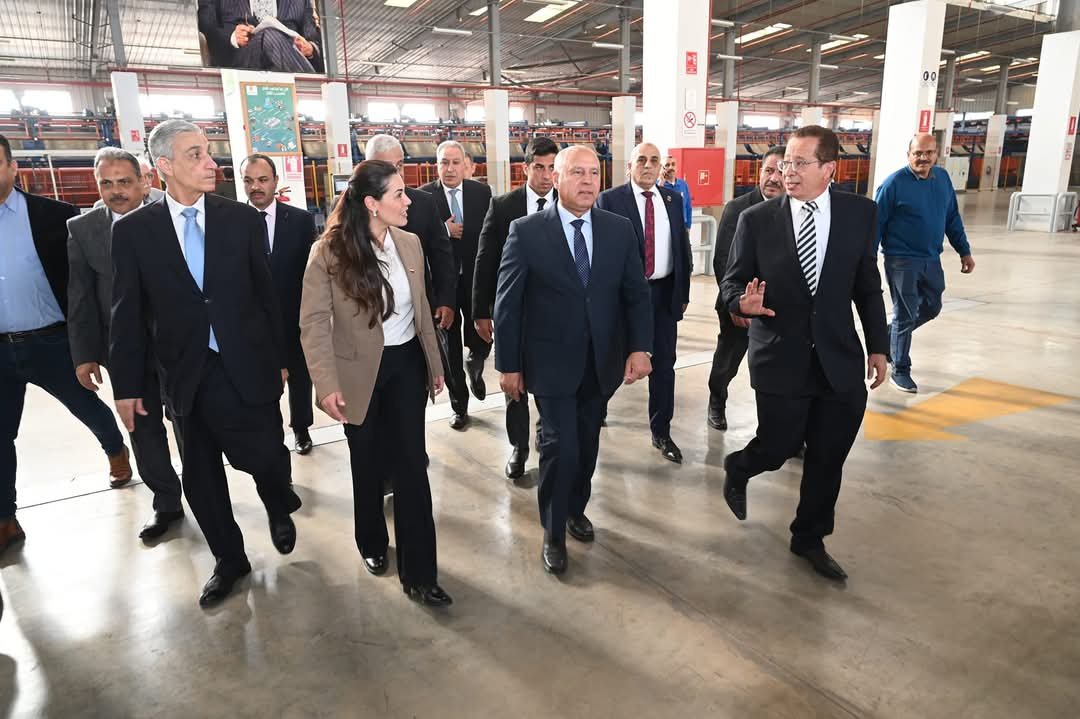 وزير الصناعة والنقل يفتتح خط إنتاج اكشاك الكهرباء المدمجة المخصصة للتصدير بمصنع شركة ABB