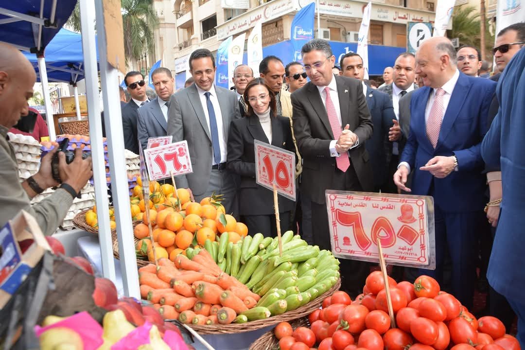 وزير التموين والتجارة الداخلية ومحافظ البحيرة يفتتحان سوق اليوم الواحد بمركز دمنهور