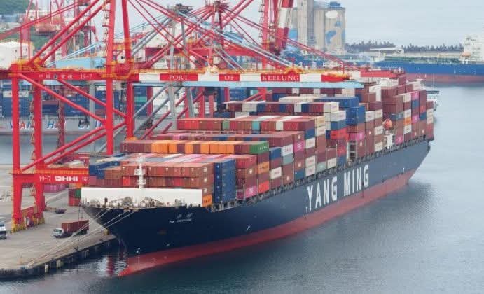 أعلنت شركة CMA CGM عن فرض رسوم إضافية خلال موسم الذروة من الصين إلى غرب إفريقيا