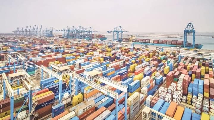 ميناء خليفة يرسخ موقعه ضمن أكبر موانئ الحاويات في العالم