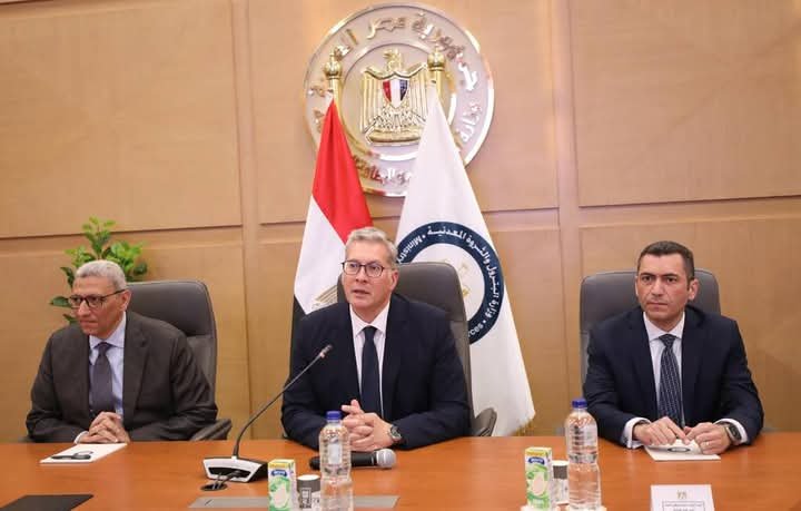 مصر تطرح مزايدة استثمارية عالمية للتنقيب عن رمل الكاولين والزجاج