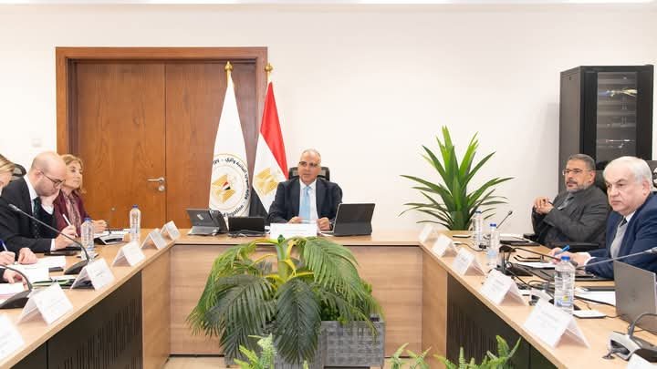 وزير الري يلتقى نائب رئيس بنك الاستثمار الأوروبي