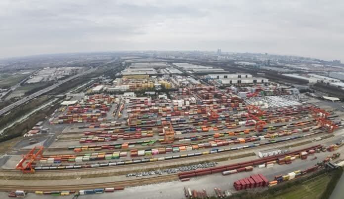 وصل نقل الحاويات بالسكك الحديدية البحرية في شنغهاي إلى علامة 900 ألف وحدة مكافئة لعشرين قدمًا