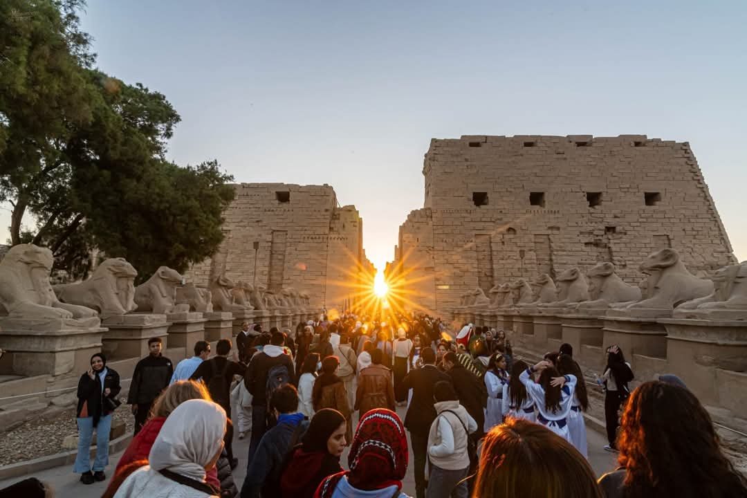 توافد السياح على معابد الكرنك لمشاهدة تعامد الشمس على مقصورة قدس الأقداس