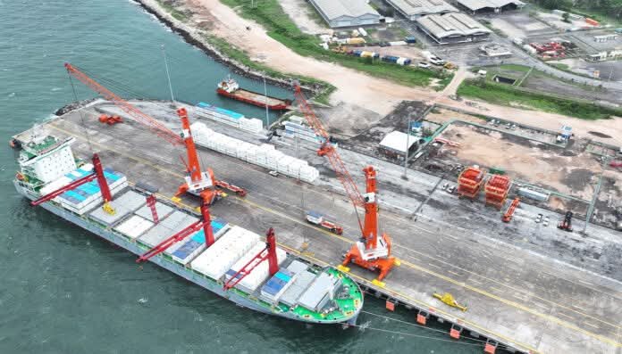 محطة جاوة الشرقية متعددة الأغراض في إندونيسيا تستقبل أول سفينة حاويات