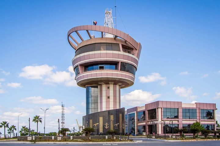 ميناء دمياط يستقبل 12 سفينة خلال الـ 24 ساعة الماضية