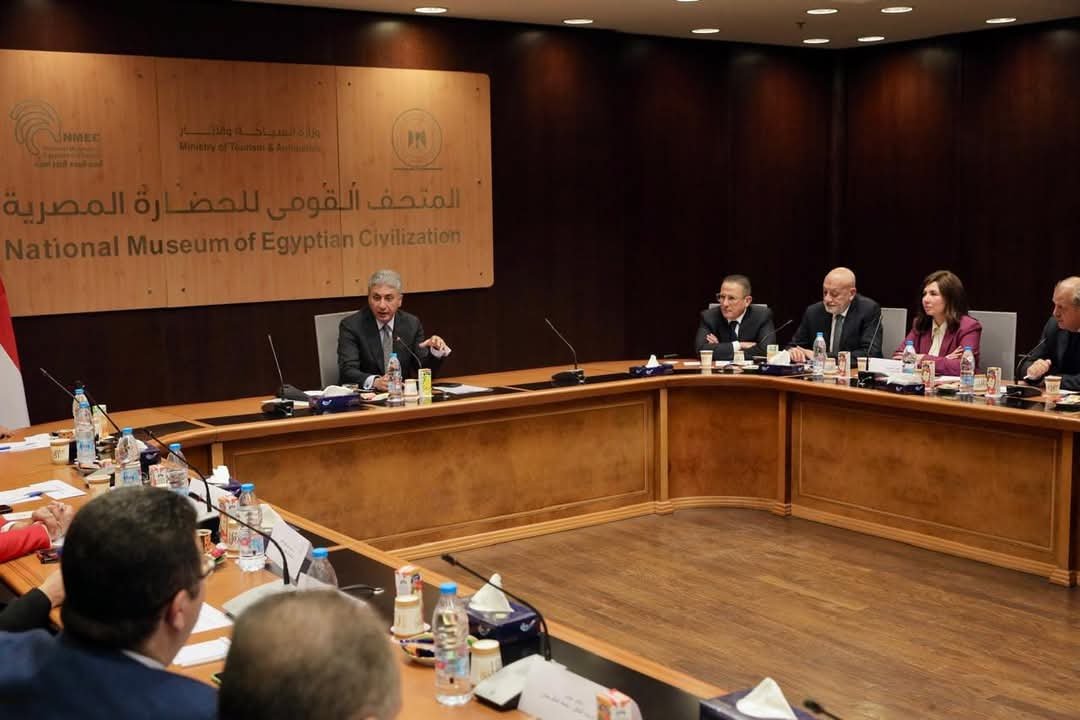 وزير السياحة يلتقي بعمداء كليات السياحة والفنادق لمناقشة تطوير نظم التعليم والتدريب