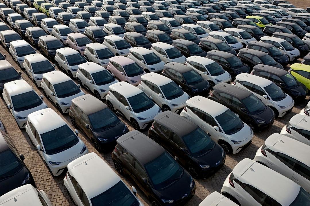 مبيعات السيارات الكهربائية في الصين تتجاوز نظيرتها التقليدية خلال 2025