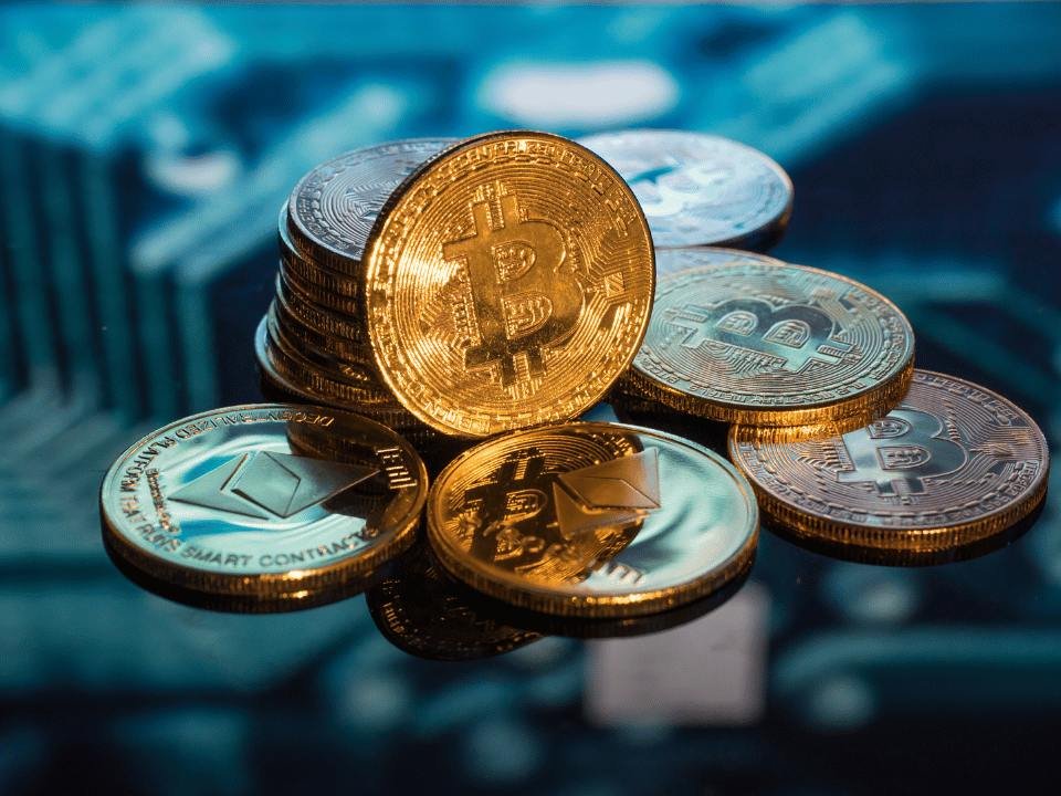 ارتفاع “بيتكوين” يلهب سوق الكريبتو.. عملات بديلة تنافس بقوة