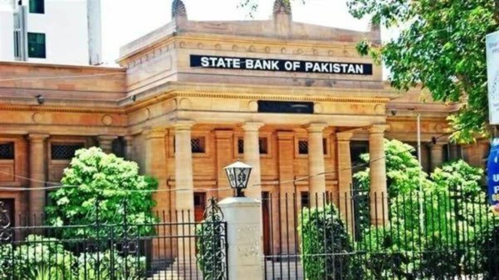 المركزي الباكستاني يخفض سعر الفائدة بمقدار 100 نقطة