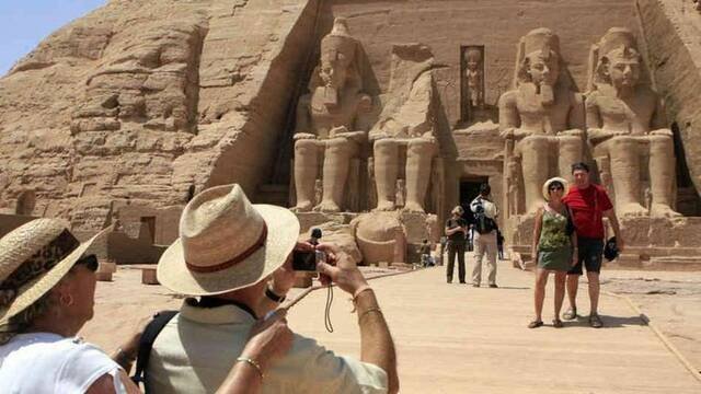 مصر تستقبل نحو 16 مليون سائح خلال 2024 رغم التحديات الجيوسياسية