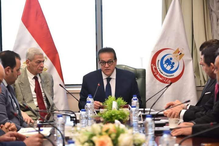 وزير الصحة يبحث الفرص الاستثمارية في القطاع الصحي مع وفد مجموعة “أثينا الطبية”