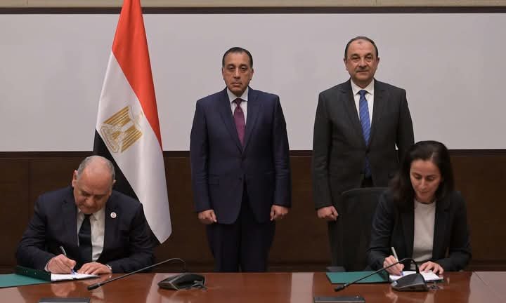 توقيع عقد لإعادة تشغيل مصنع بلوكات الأنود بالعين السخنة المُتوقف عن الإنتاج منذ عامين بالتعاون مع “بريتش بتروليوم”
