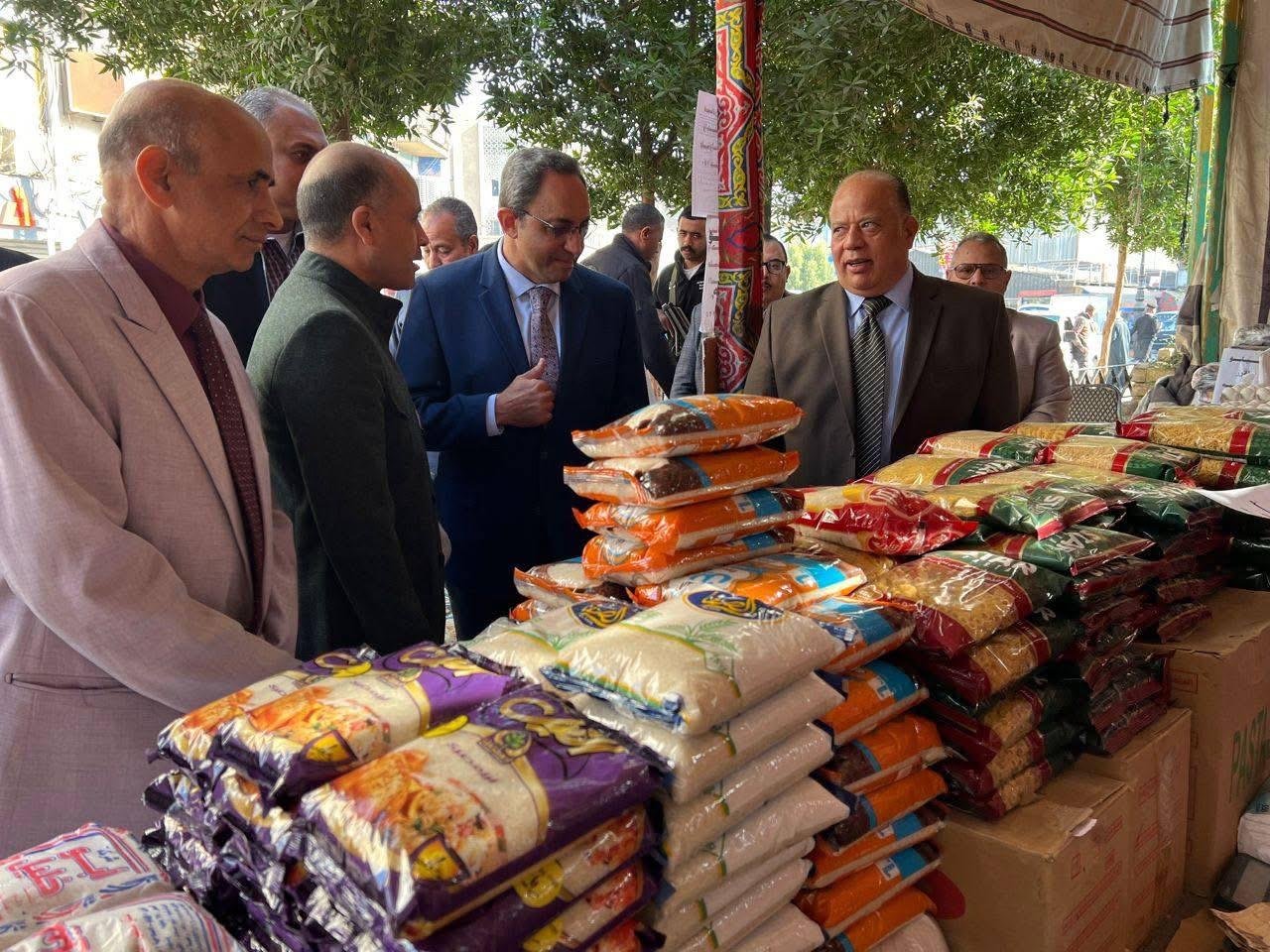 افتتاح المعرض الدائم بميدان الساعة في قنا لتوفير السلع بأسعار مخفضة