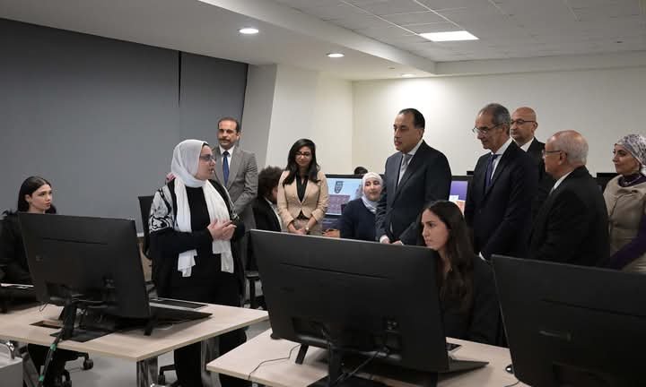 رئيس الوزراء يتفقد المعامل التكنولوجية بمدينة المعرفة ويطلع على برامج تدريب الشباب في قطاع الاتصالات وتكنولوجيا المعلومات