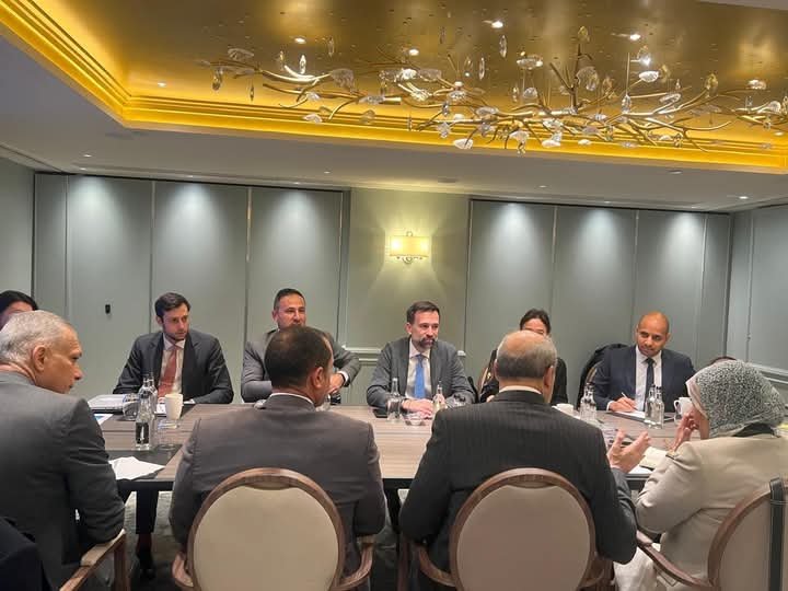 وزير الطيران المدني يلتقي مسؤولي شركة إيرباص في لندن لبحث تعزيز التعاون وتحديث الأسطول الجوي
