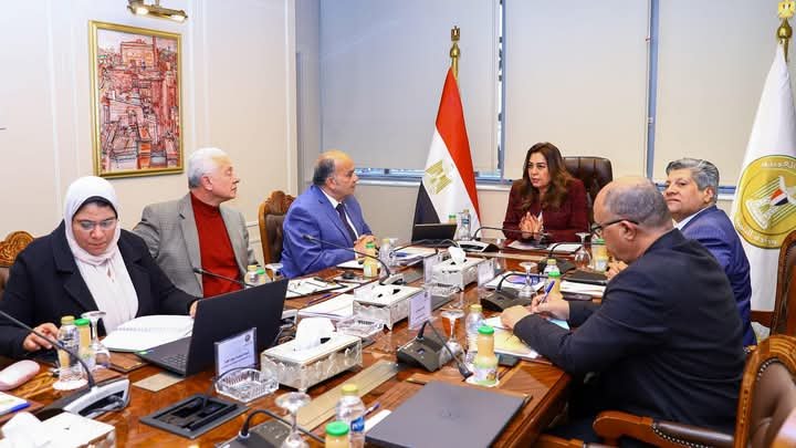 وزيرة التنمية المحلية تتابع مستجدات منظومة المخلفات الصلبة بالجيزة مع شركة نهضة مصر وهيئة النظافة والتجميل