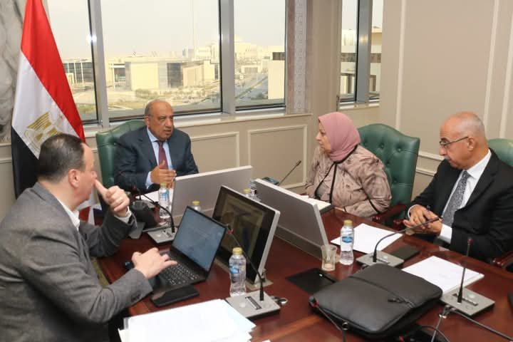 وزير الكهرباء يتابع مشروعات الطاقة المتجددة ويؤكد الإسراع في تنفيذ خطة 2030
